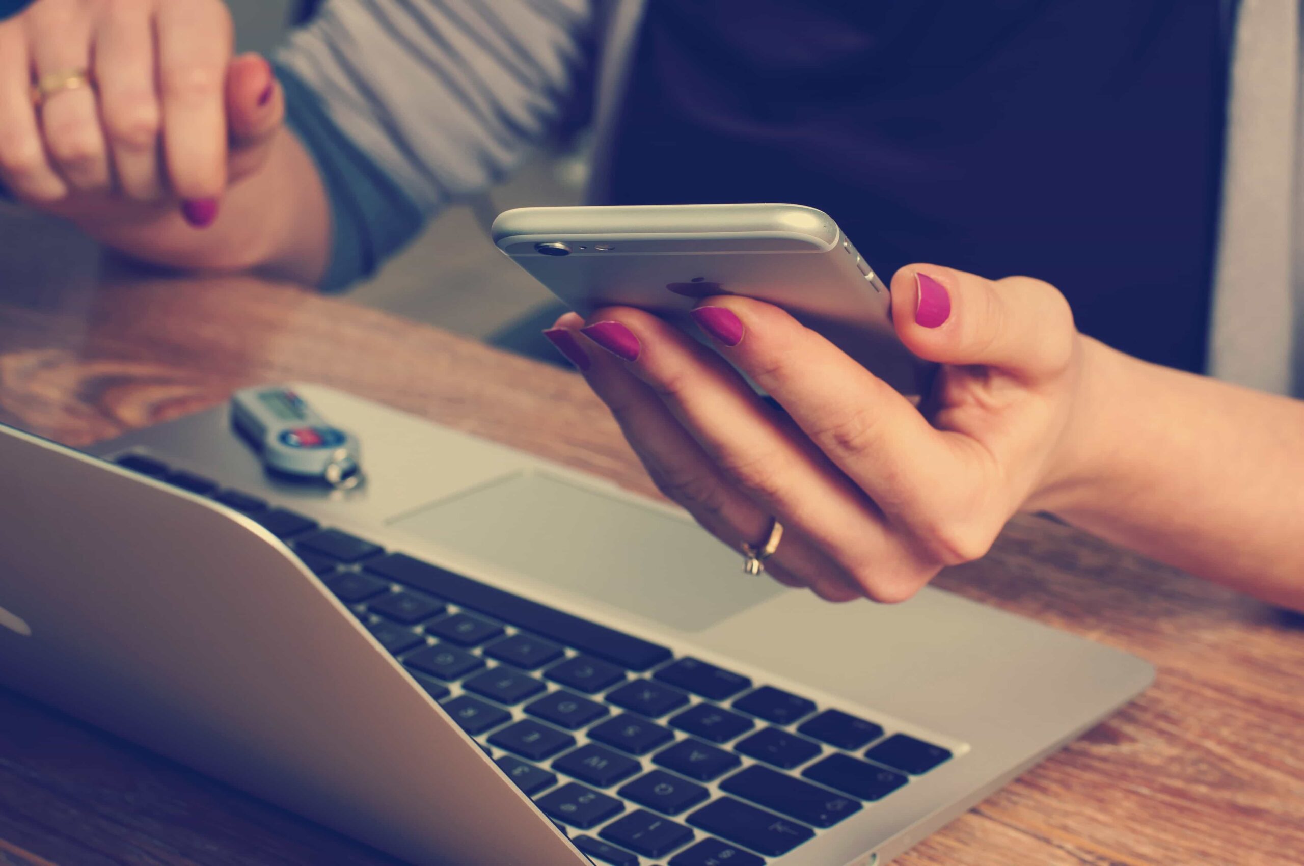 phone-applications-hand-yenglishtube